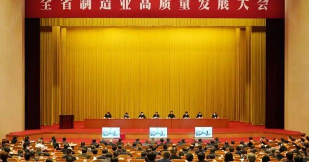 王浩省長(zhǎng)為錦浪科技頒發(fā)“國家級(jí)制造業(yè)單項(xiàng)冠軍企業(yè)”獎(jiǎng)杯